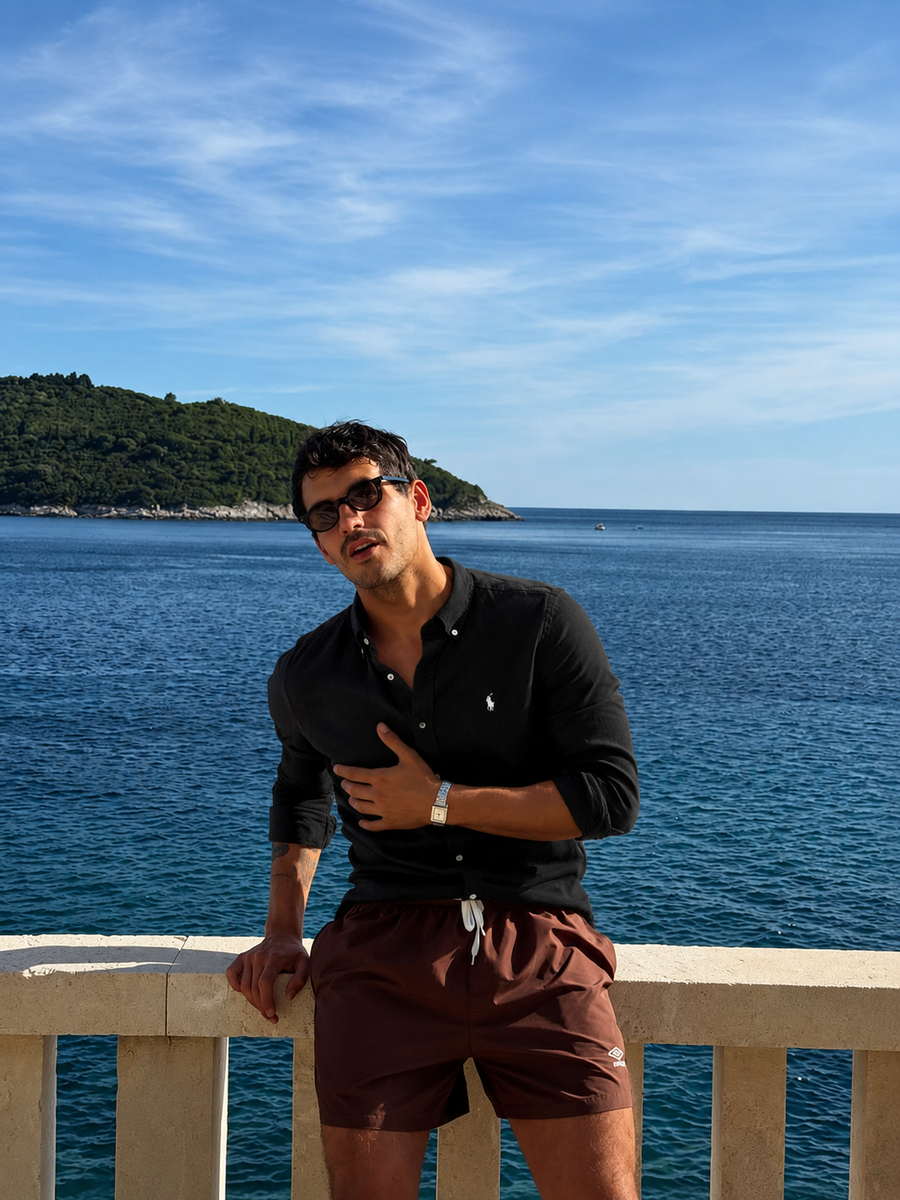 Customer wearing the SOLARO linen shirt