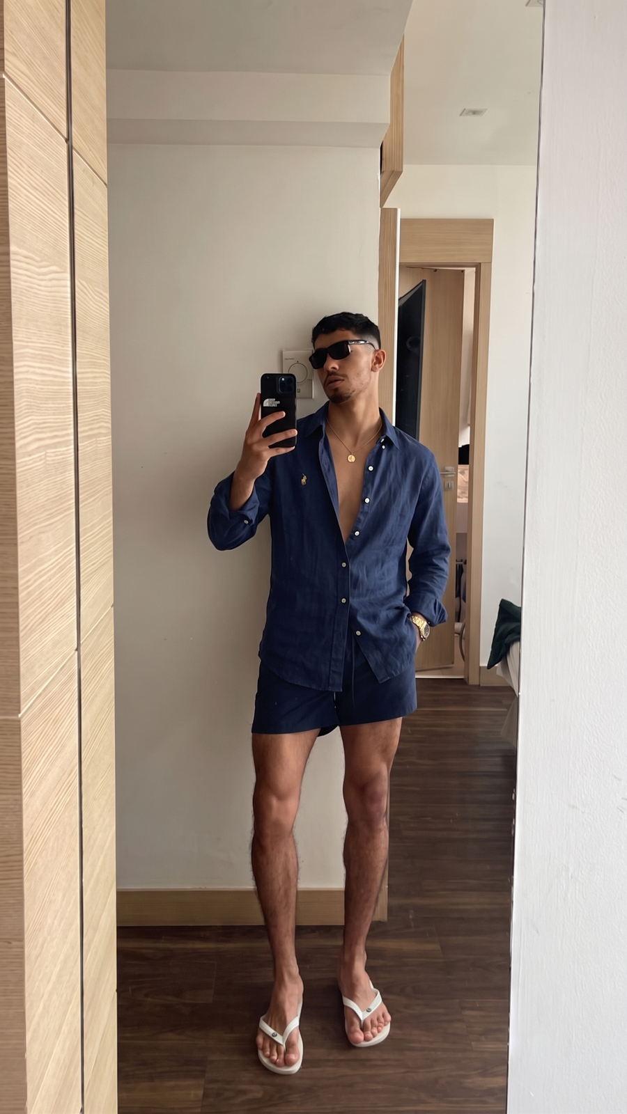 Customer wearing the SOLARO linen shirt